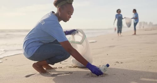 Voluntaria, playa o mujer con plástico, botella o bolsa en la naturaleza por la sostenibilidad
