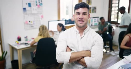 Homme d'affaires, visage et sourire au bureau ou collègues travaillant pour la collaboration