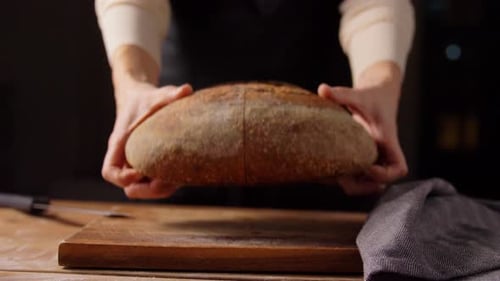 Bäcker halbiert das Brot