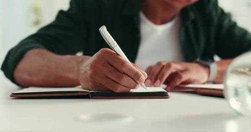 Schreiben, Notizbuch und Hände, Person im Büro mit Recherche, Brainstorming