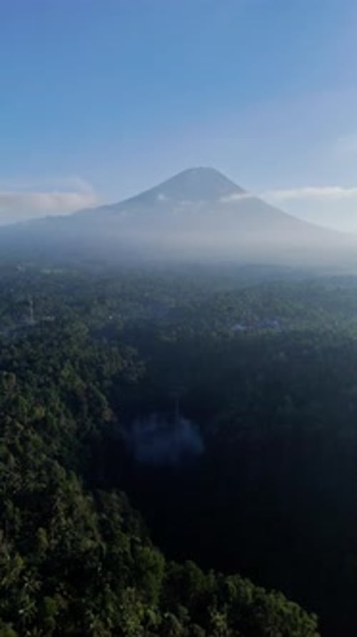 Vol avancé de Drone vers le mont Semeru au-dessus du canyon de Tumpak Sewu, Java oriental