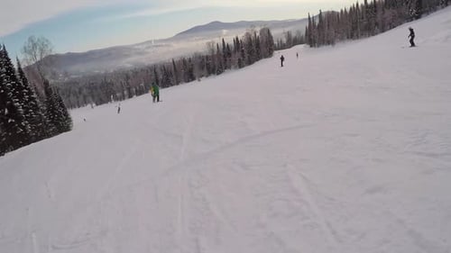 Hacer snowboard o esquiar en una ladera nevada en invierno