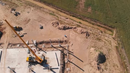 Sitio de construcción, construcción de naves, grúa en el medio