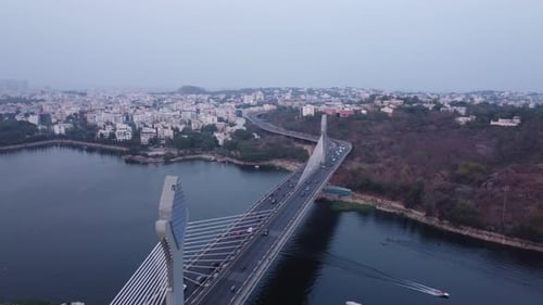 Vue par drone du pont câblé de Durgam Cheruvu sur le lac Durgam Cheruvu reliant Jubilee Hills et