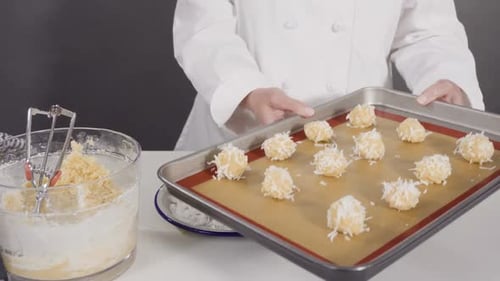 Coloca la masa de galletas en la bandeja para hornear para hornear galletas de coco