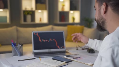 O homem que perdeu dinheiro no mercado de ações. Ela vai à falência
.