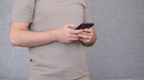 Stressmann mit Smartphone