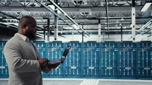 Rechenzentrumsingenieur, der KI-gestützte Verwaltungstools mithilfe eines Laptops bereitstellt