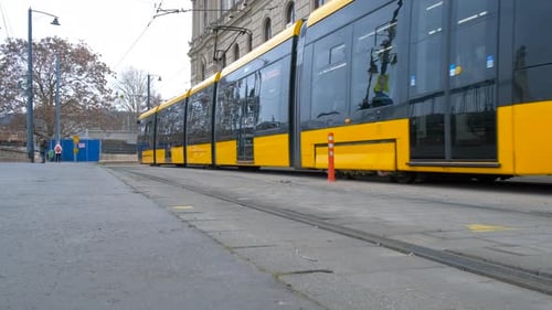 Stadtbahnen mit moderner Straßenbahn gegen Gebäude
