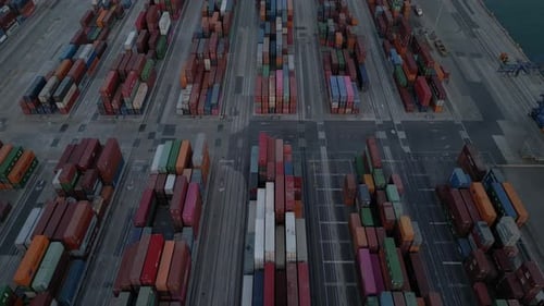 Luftbild des Stapels von Frachtcontainern in der Abenddämmerung, Abend 4K