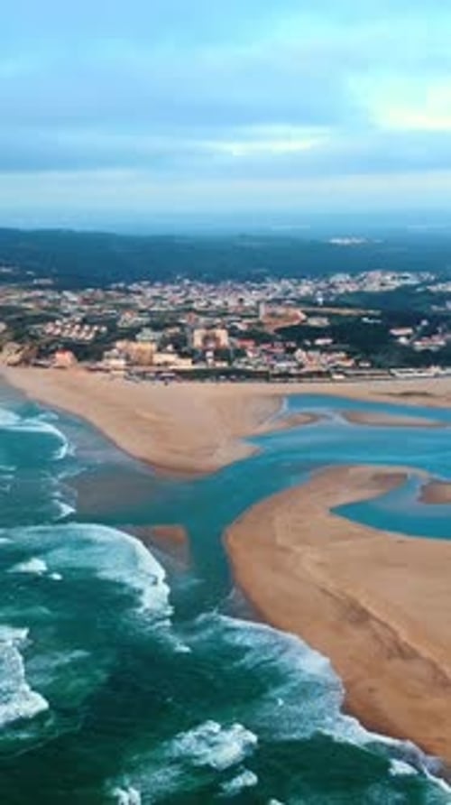 Wellen nähern sich dem Sandstrand mit unebenen Rändern des Pazifischen Ozeans auf den Azoren