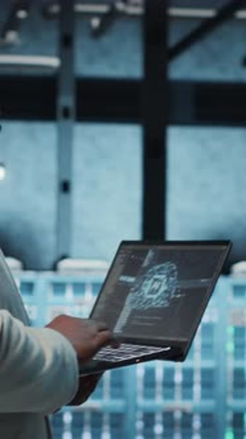 Développeur de logiciels vidéo verticaux dans un centre de données utilisant la technologie d'intelligence artificielle sur un ordinateur portable