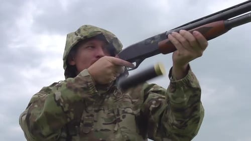 Hunter dispara uma arma
