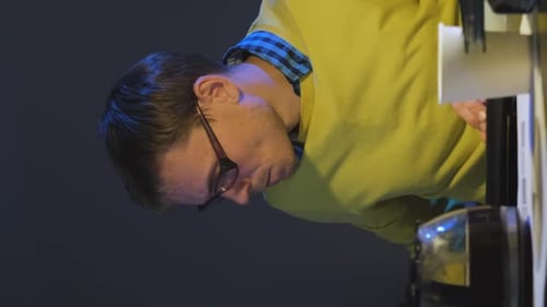 Homem de óculos trabalhando horas extras