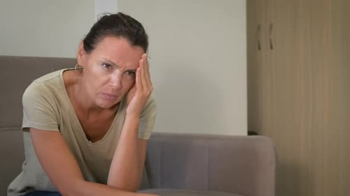 Einsame besorgte Frau