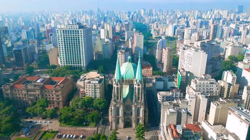 Vista aérea del centro de São Paulo con la majestuosa catedral rodeada de edificios modernos bajo un