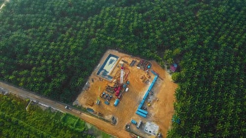 Drohnenaufnahme des großflächigen industriellen Bohrbetriebs