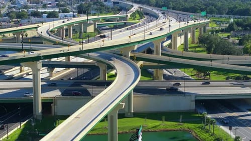 Jonction routière à plusieurs niveaux de l'American Highway à Tampa, zone urbaine peuplée, carrefour autoroutier large à