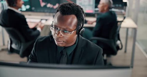 Computer-, Headset- und Börsenhandel mit einem schwarzen Mann im Amt um Rat