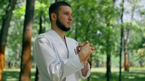 Bei sonnigem Wetter im Park wärmen sich junge Karate-Jungen mit der Karate-Technik auf