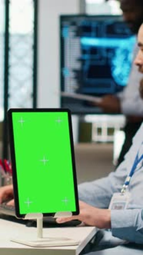 Technicien de démarrage vidéo vertical utilisant une tablette à écran isolé pour développer des modèles d'IA