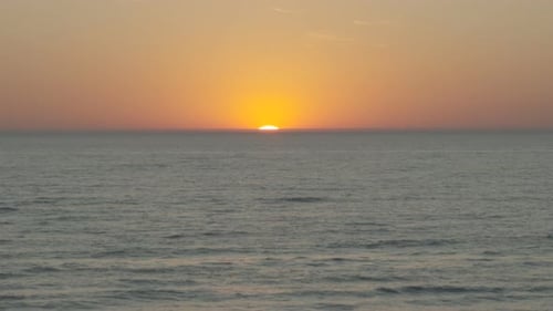 Les dernières lueurs du coucher de soleil à l'horizon. Tourné en 4K