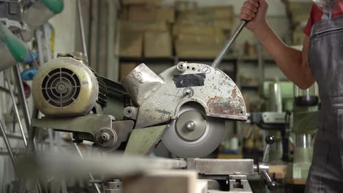 Máquina cortadora de acero dirigida por un maestro en el taller , Grabaciones de stock Incluyendo: metalistería y equipo - Envato