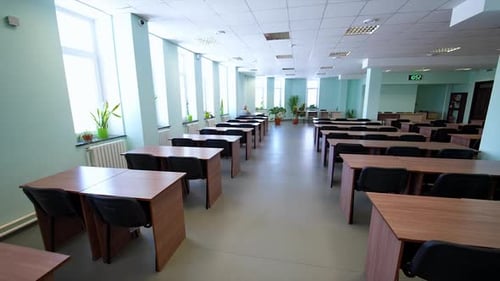 Aula universitaria vacía. Escritorios vacíos en la universidad