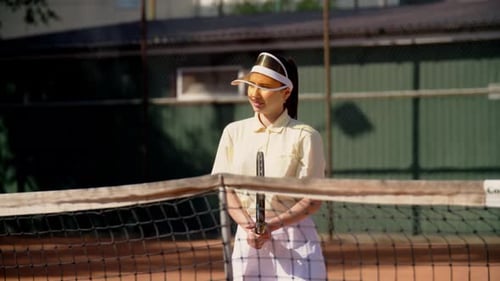Une jeune sportive développe la technique qui permet de repousser les coups d'un adversaire sur le court de tennis