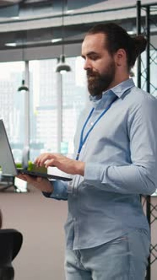 Vídeo vertical: equipe de programadores no escritório desenvolvendo aplicativos de software usando IA