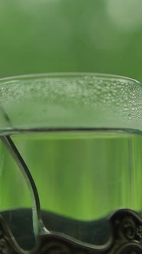 Thé vert dans un verre sur une table dans un train en marche