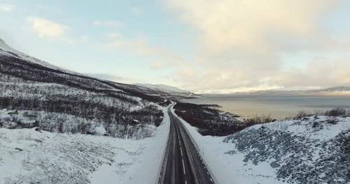 Camino sinuoso a través del nevado paisaje noruego