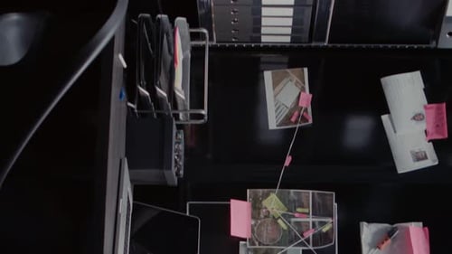 Carte verticale des preuves de détective vidéo avec des indices sur le mur