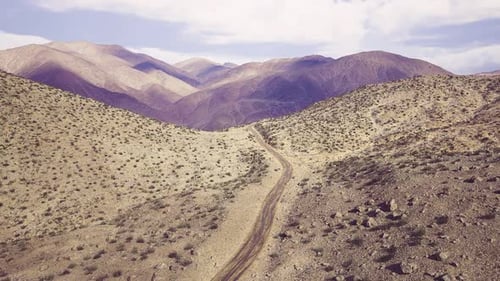Aventure calme à travers des sentiers sinueux sur des paysages sablonneux desséchés