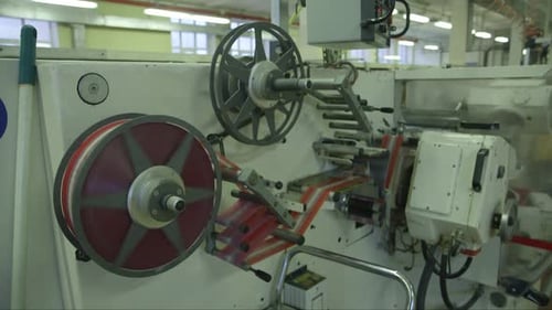 Die Zellophanrolle der Lollipop-Verpackung dreht sich sehr schnell auf der Maschine