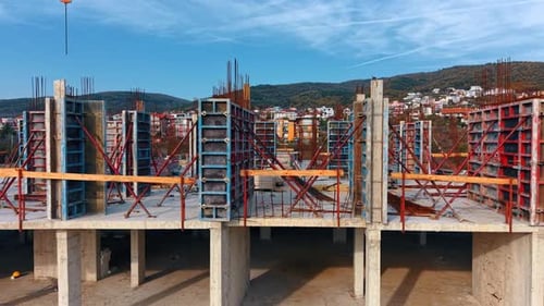 Vuelo en la parte superior de la estructura con barras de refuerzo metálicas.