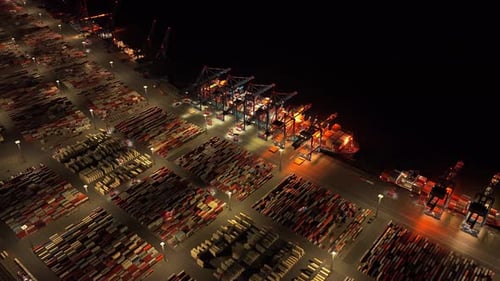 Buques de carga y contenedores apilados en el puerto de Bremerhaven por la noche