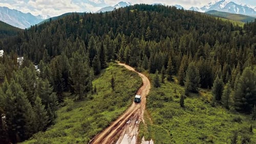 Impresionante vista aérea de las montañas de Altai y la carretera hacia el bosque