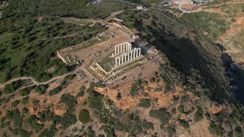 Vue aérienne du temple de Poséidon au cap Sounio dans la lumière de l'après-midi