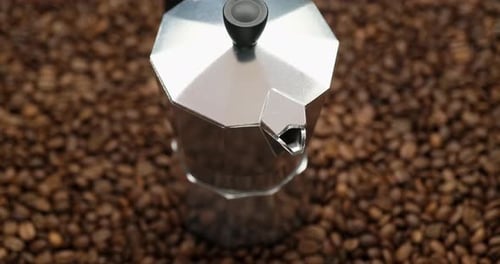 Moka sobre granos de café tostados, vista desde la parte superior