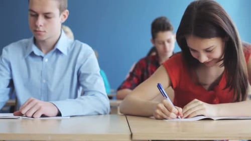 Bildungs-, Menschen- und Lernkonzept - Gruppe von Studierenden beim Schreiben von Notizbüchern
