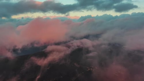 Voler dans les nuages lumineux du coucher du soleil