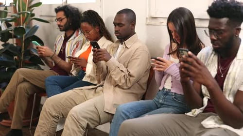 Gens d'affaires, recruteurs et mains en main dans la salle d'attente pour le réseautage, les médias sociaux ou les communautés