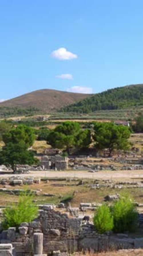 Ruines antiques de Corinthe avec paysage de montagnes de l'Acrocorinthe