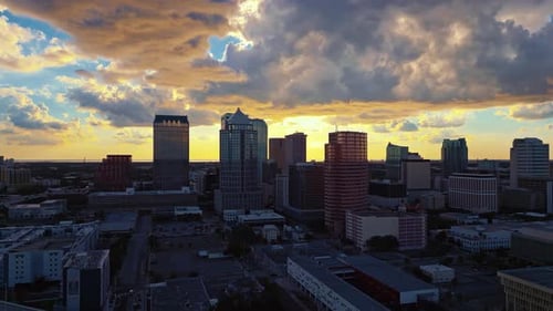 Vista orbital aérea do horizonte de Tampa após o pôr do sol se instalou com nuvens dramáticas brilhando