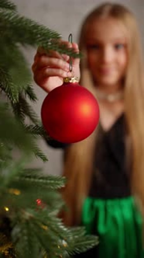 Garota se apega ao conceito de decoração de Natal de decorar a árvore de Natal para o Ano Novo