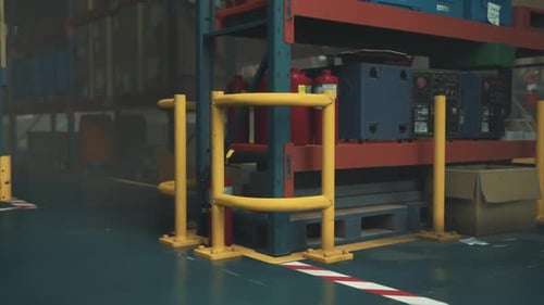 Vue nocturne d'un entrepôt vide avec des marchandises stockées