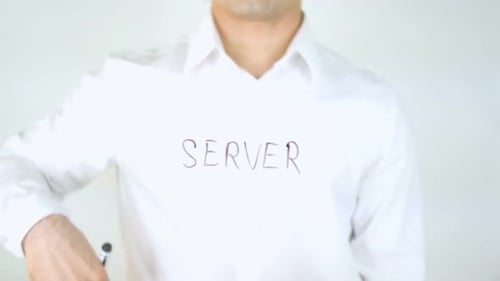 Serveur, homme écrivant sur verre