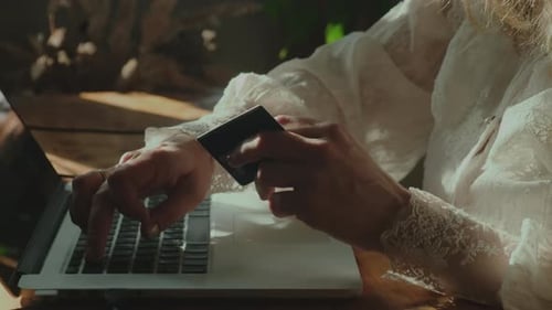 Mulher de negócios pagando on-line usando cartão de crédito pré-pago