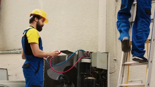 Mitarbeiter überprüfen das HVAC-System